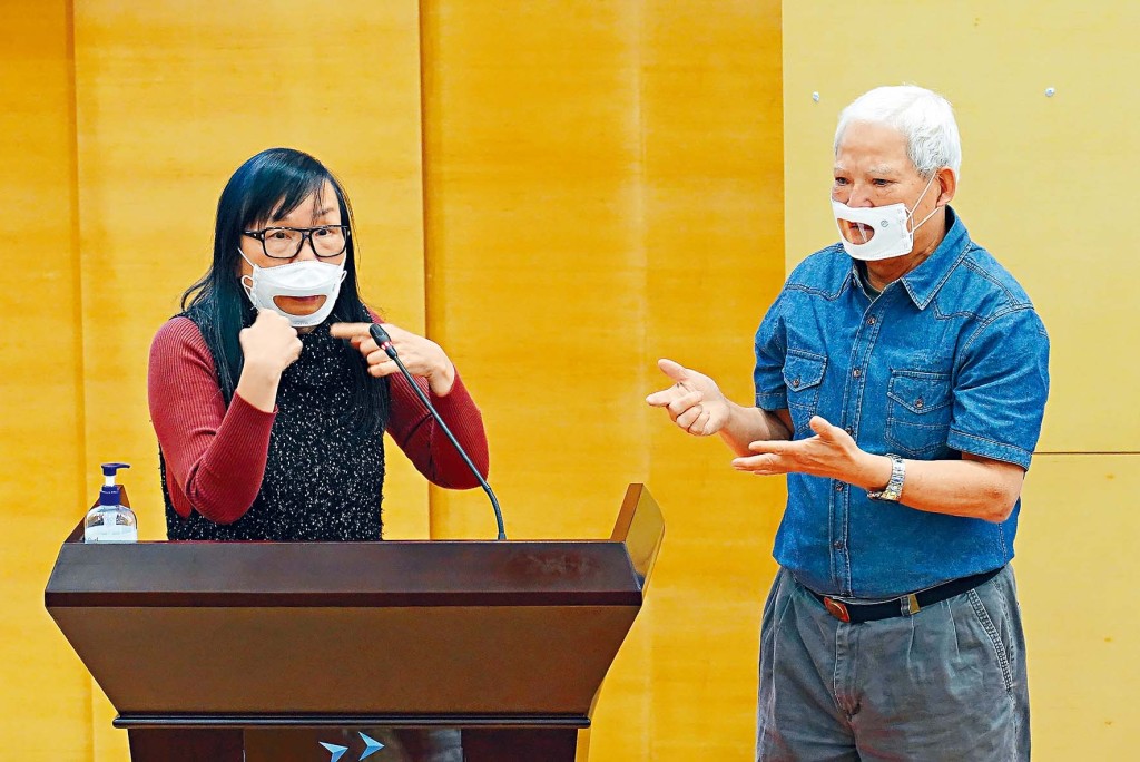 香港聾人及弱聽人士綜合服務中心「龍耳」在活動中教參加者使用手語溝通。