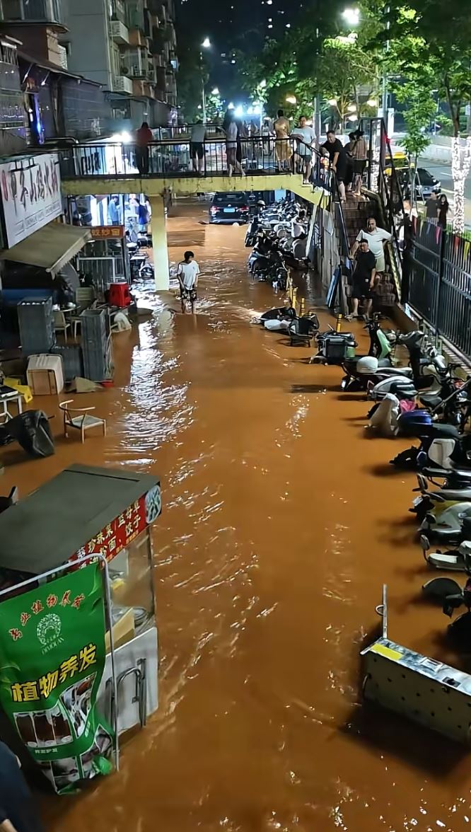 羅湖深夜有屋苑爆水管，多間商舖汽車被淹浸。抖音