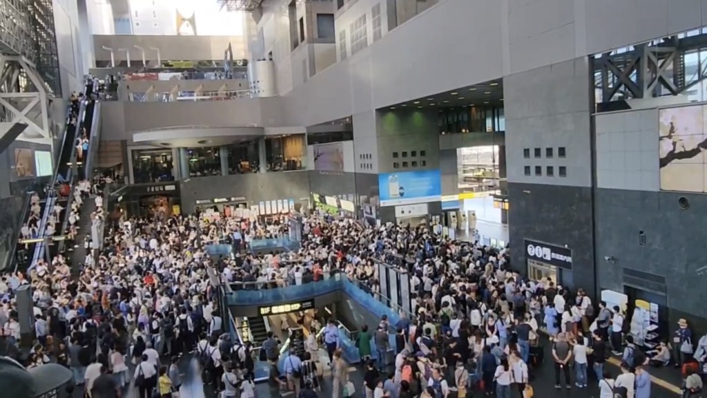 車站作出廣播，大批旅客在京都車站大堂等候。 X
