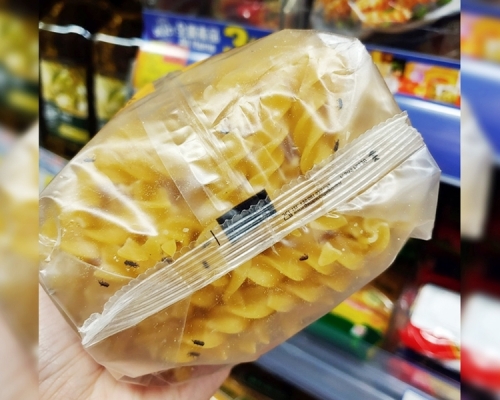 近日有網民到超市買袋裝通粉時，發現包裝袋內的底部有一堆穀牛爬行。「中伏飲食報料區」FB圖片