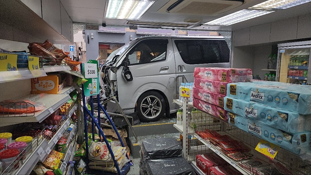 客貨車撞穿油站門口。黃文威攝