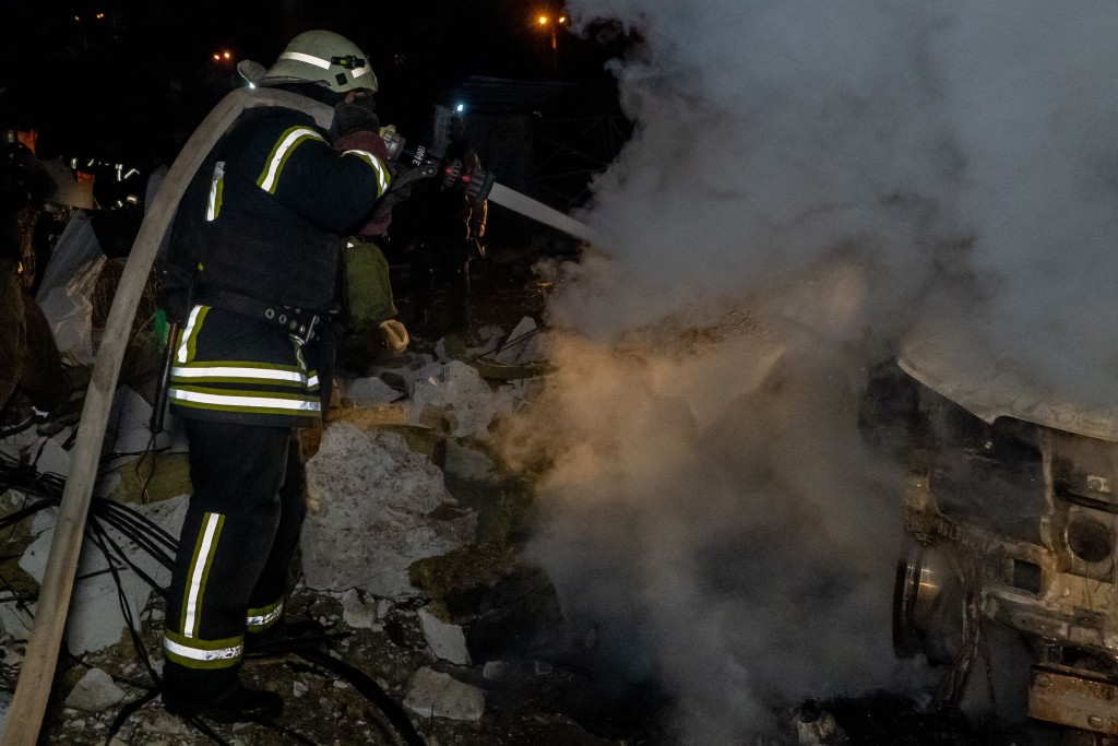 消防员到场扑救火警。美联社