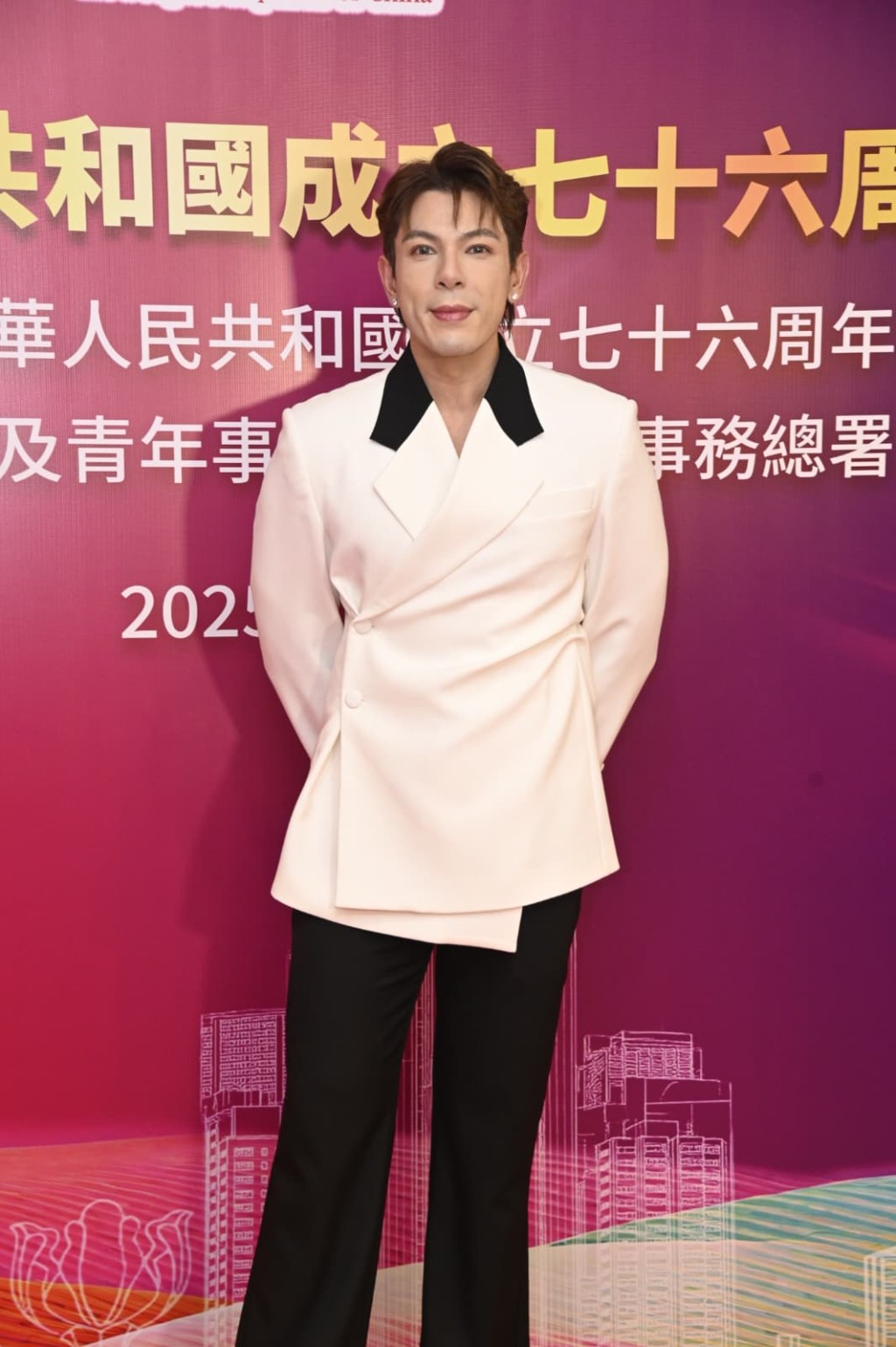 古淖文與香港劍后江旻憓同台表演。
