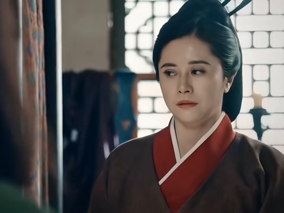 何美鈿出現雙下巴。