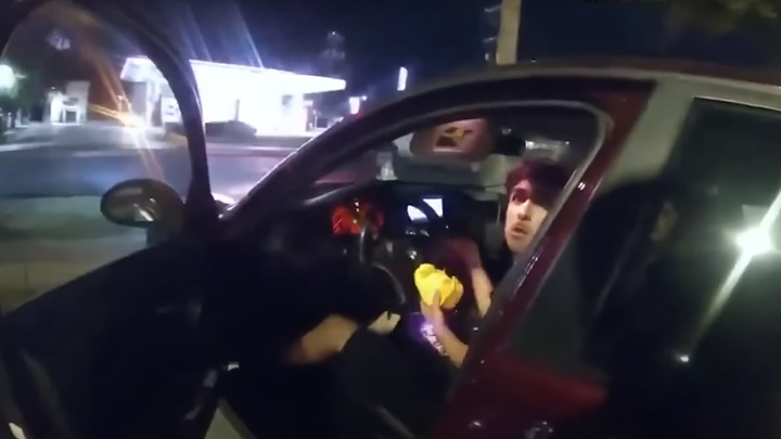 布倫南德打開車門，發現坎圖正在車上吃漢堡包。網上影片截圖