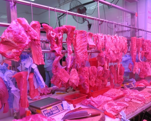北角一肉檔疑將冰鮮肉充當新鮮肉出售，食環署與海關採取聯合行動搜查。政府新聞處圖片