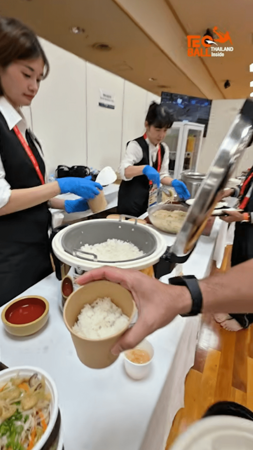 帕普瓊普抱怨沒有泰式食物,並稱餐點「太少」,每天都是素食,蔬菜亦只能選擇一款。 帕普瓊普抱怨沒有泰式食物,並稱餐點「太少」,每天都是素食,蔬菜亦只能選擇一款。