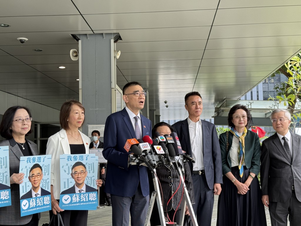 蘇紹聰(左三)報名參選。 蘇紹聰(左三)報名參選。