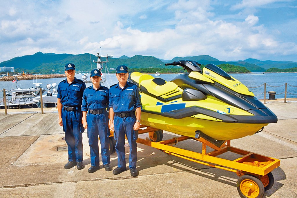 水警東分區助理指揮官（行政）曾潔盈(中)、水警東分區行動支援小隊主管黃耀邦(右)、水警總區高級督察（輪機）朱瑞豐(左)講述「水上電單車試行計劃」。 