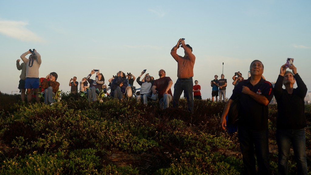 民众在德州围观SpaceX星舰第二次试射。