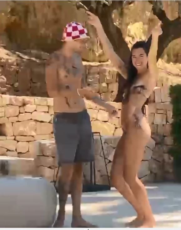 同男友跳晒舞。