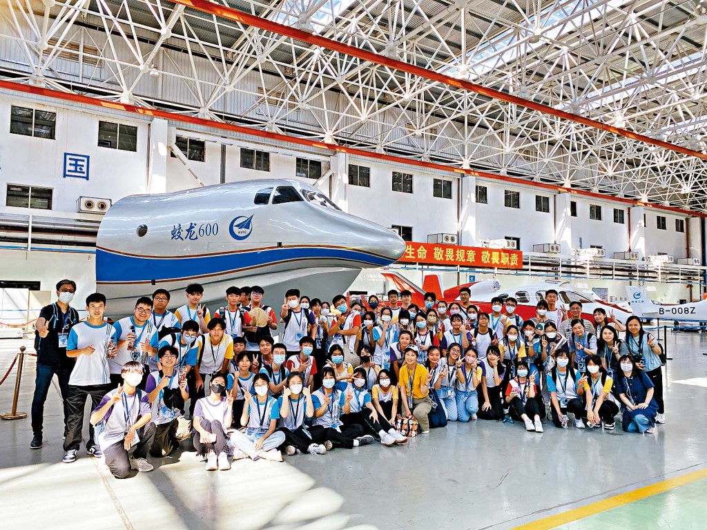 学生到访飞机生产造厂房,亲睹中国发展大型基建的实力。
