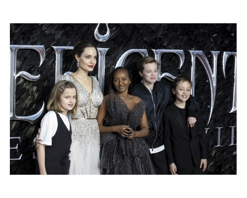 安祖莲娜早前带同子女出席《黑魔后2》的首映礼。