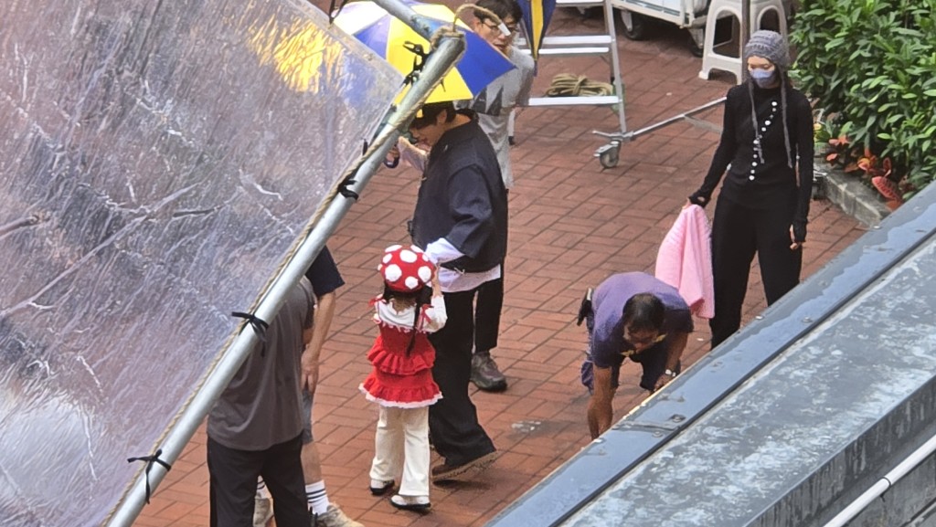 姜濤同小朋友打成一片。