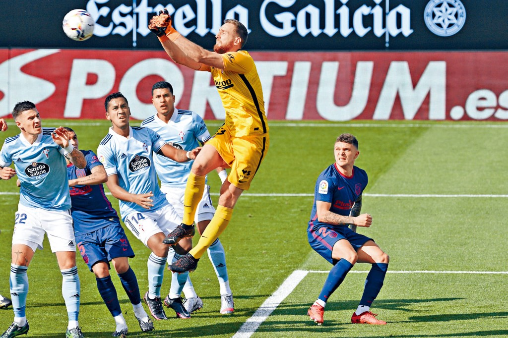 奥比历(右二)三十五轮西甲十八次保持清白身,只失廿二球是西甲最少。