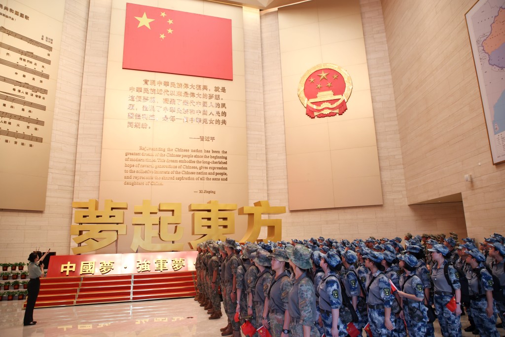 學員們參觀駐香港部隊展覽中心《夢起東方——中國夢·強軍夢·香江衛士》主題展覽。駐港部隊圖片