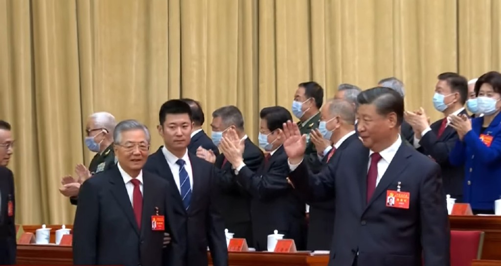 前国家主席胡锦涛亮相，进场有工作人员在旁搀扶。央视截图