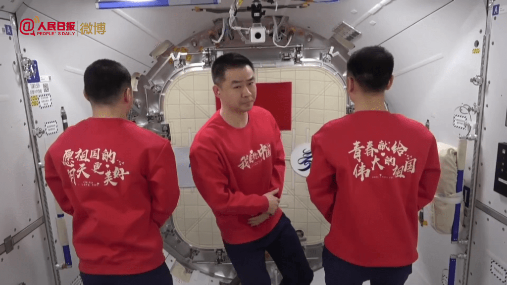 中國太空人逐一轉身為祖國送上祝福。人民日報