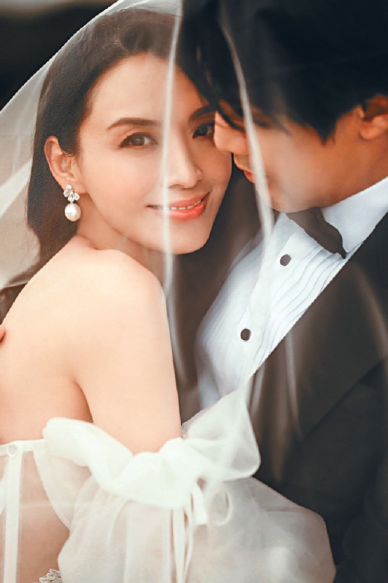 ■陈炜依偎在未来老公怀内，认真甜蜜。