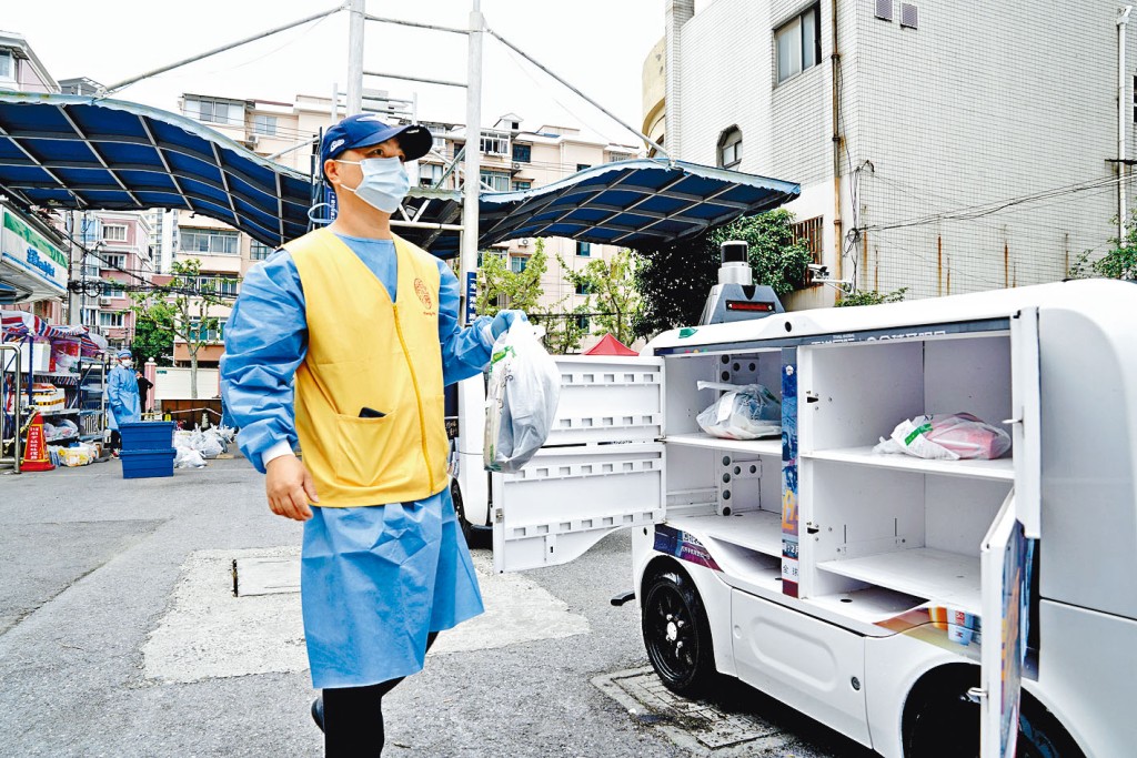 上海多区仍被封控，无人车快递上门。