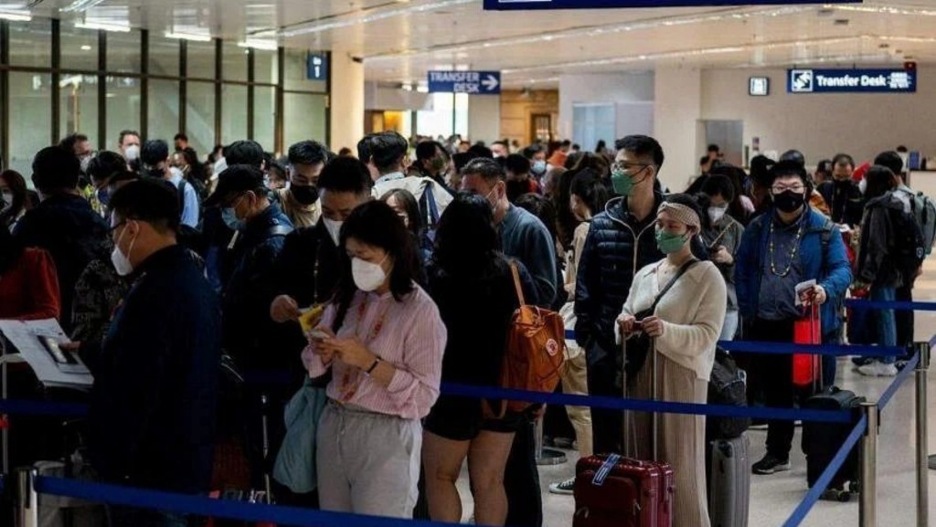 數萬名旅客行程受影響。路透社