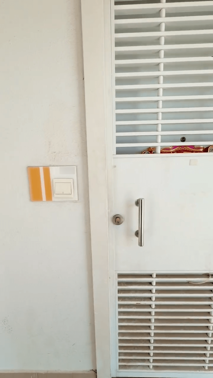 片中能聽到他一邊拍攝,一邊跟這間陪伴他十年的公屋說再見。(wah246@Threads影片截圖) 片中能聽到他一邊拍攝,一邊跟這間陪伴他十年的公屋說再見。(wah246@Threads影片截圖)