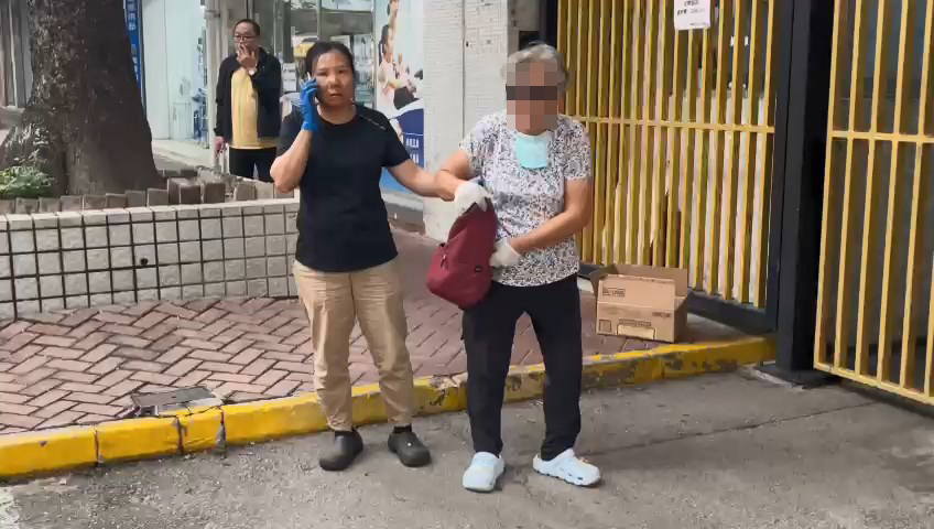 菜檔女職員指老婦屢次偷取蔬菜。讀者提供 菜檔女職員指老婦屢次偷取蔬菜。讀者提供