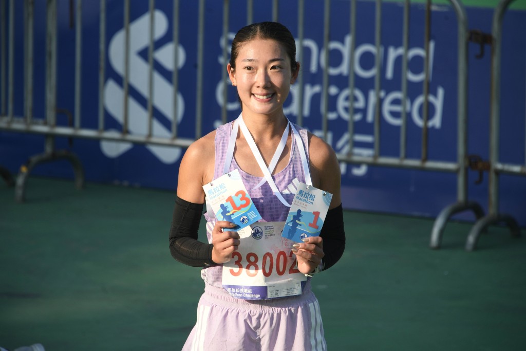 羅映潮奪得全馬女子本地冠軍（2小時41分29秒）。