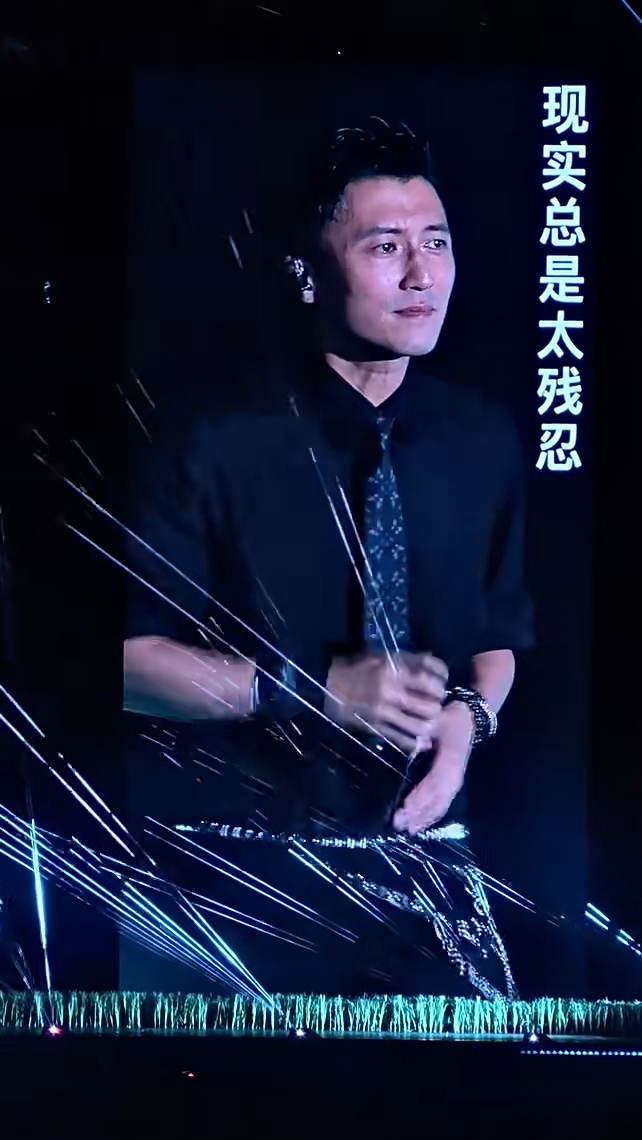 向來以堅強形象示人的謝霆鋒，在舞台上罕有地流下男兒淚。