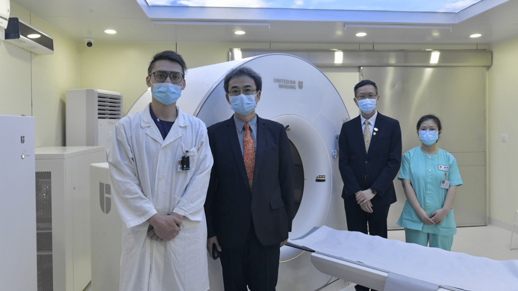 新界東醫院聯網臨床服務統籌冼藝泉（右二）及醫管局放射科統籌委員會主席李醒芬（左二）。陳極彰攝