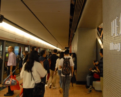 港鐵旺角站出現列車問題。資料圖片