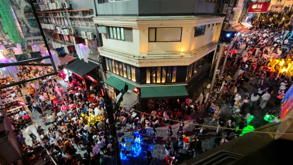 多區有萬聖節派對,加上啟德主場館演唱會,導致凌晨時分皇崗口岸出現大量跨境人流與車流。 多區有萬聖節派對,加上啟德主場館演唱會,導致凌晨時分皇崗口岸出現大量跨境人流與車流。