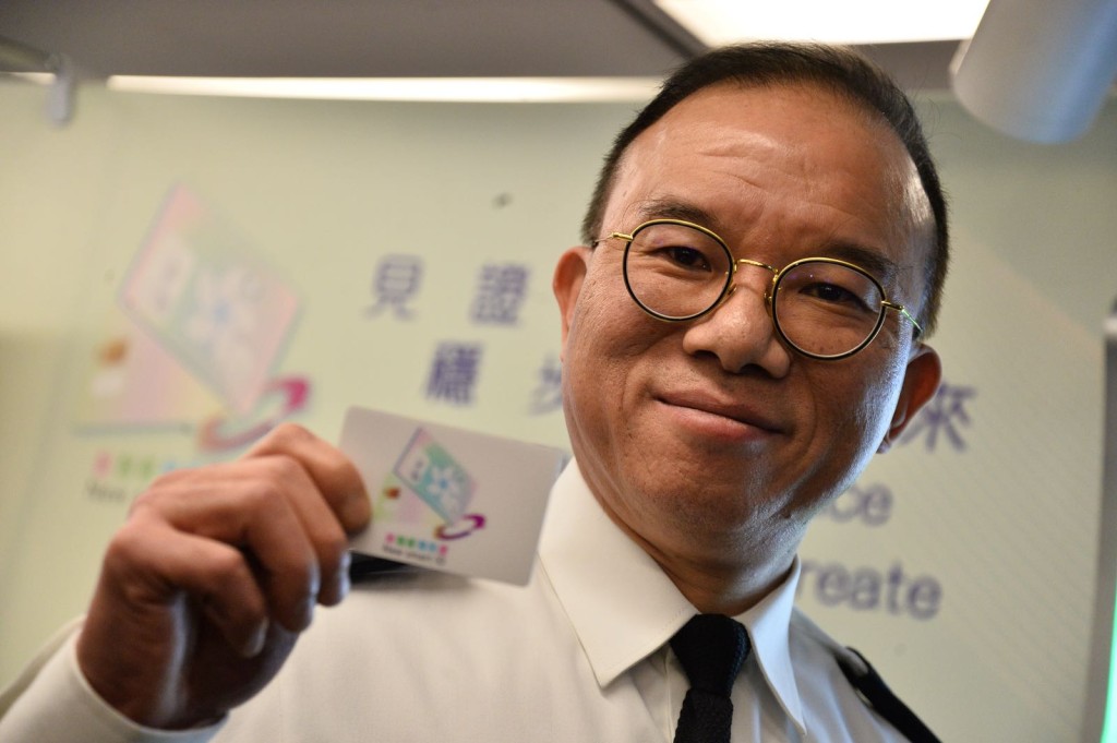 入境處處長曾國衛表示,新一代智能身分證由高質量聚碳酸不碎膠製成。