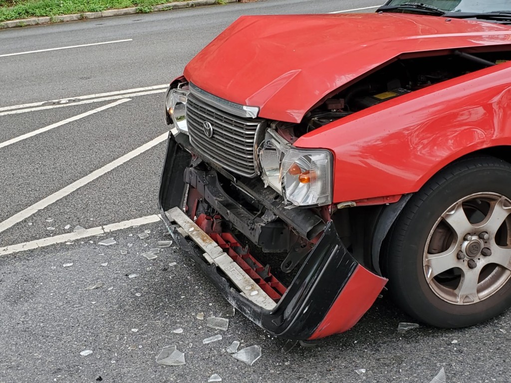 的士車頭撞毀,泵把甩脫。 蔡楚輝攝