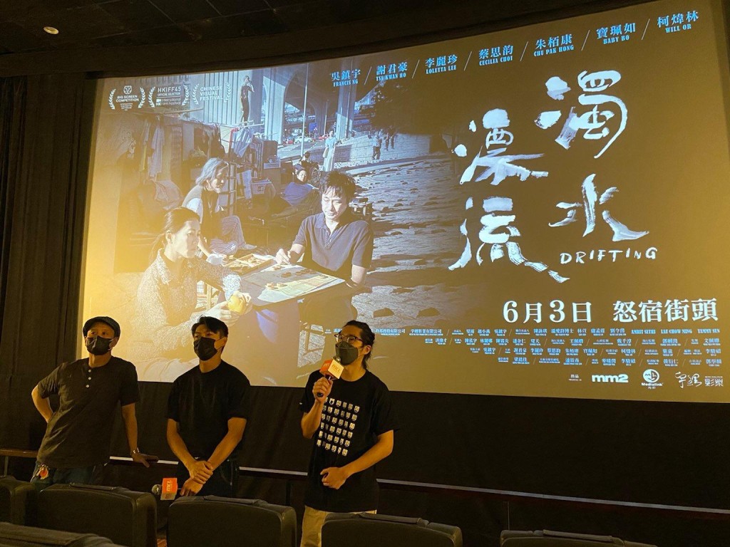 （右）導演李駿碩感激觀眾支持。