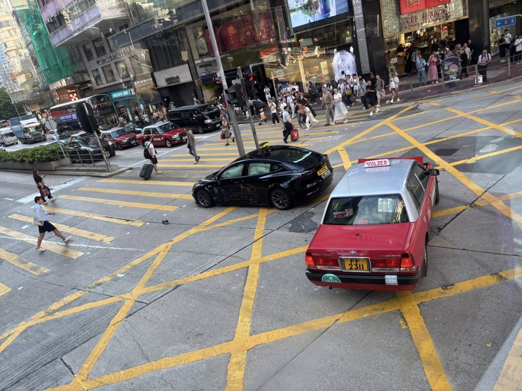 的士車頭凹陷，Tesla私家車則邊車身損毀。網上圖片