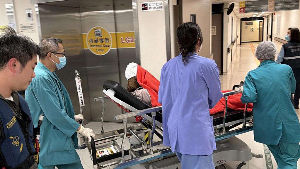 女事主送院治理。梁國峰攝