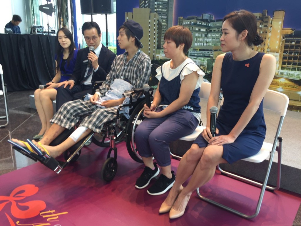 傷者伍潤庭與醫護團隊分享跨越生死的經歷。(右起:蔡雅穎、伍潤庭母親、伍潤庭、方欣碩及鄧愷婷)