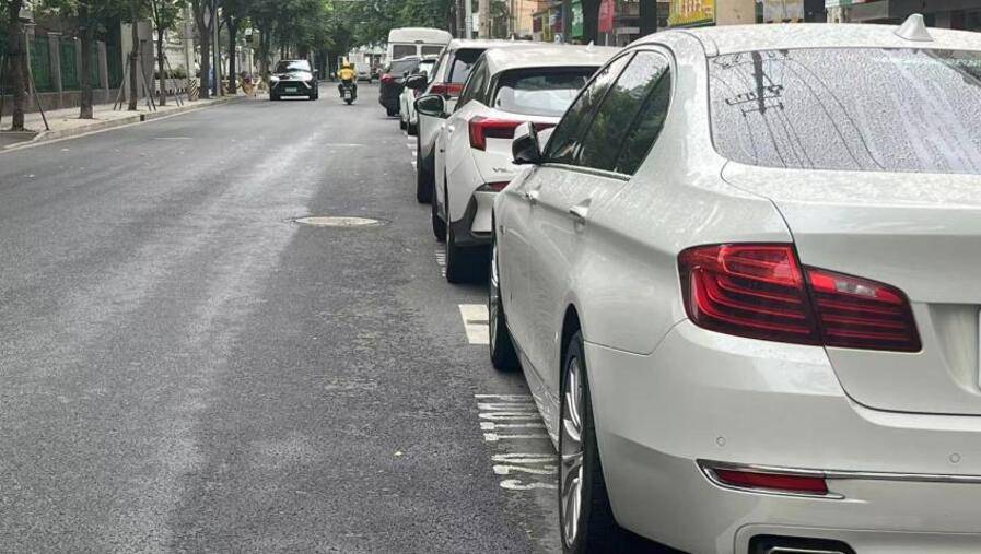 上海因小區裡開展大面積改造出現車位難求的現象。