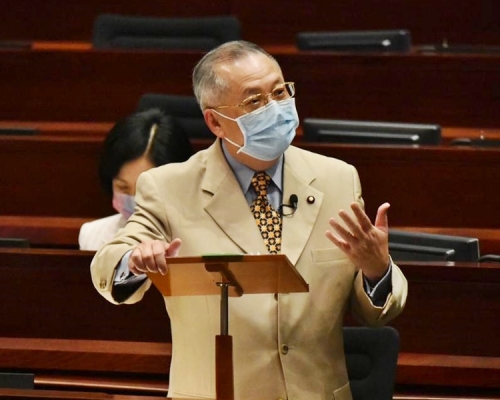 自由黨張宇人表示計畫提出修訂,包括將合資格的免試註冊海外醫生,擴展至不只香港永久居民。