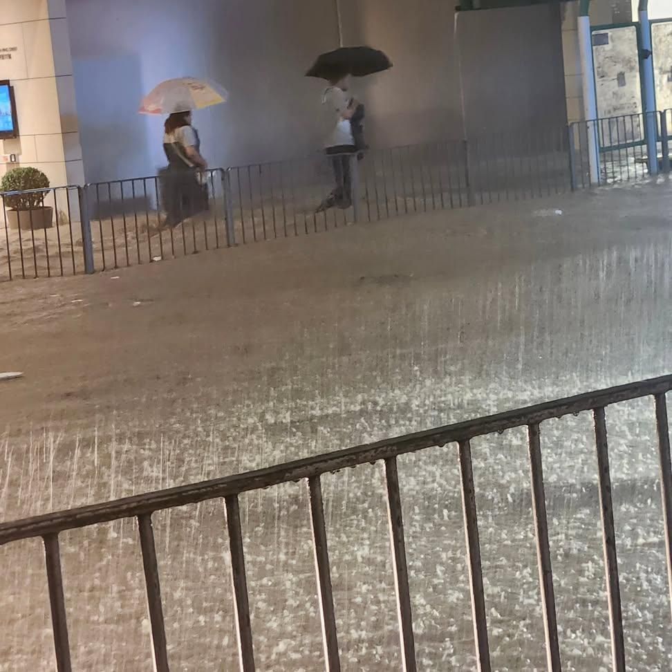 葵涌和宜合道水浸成河。網上圖片