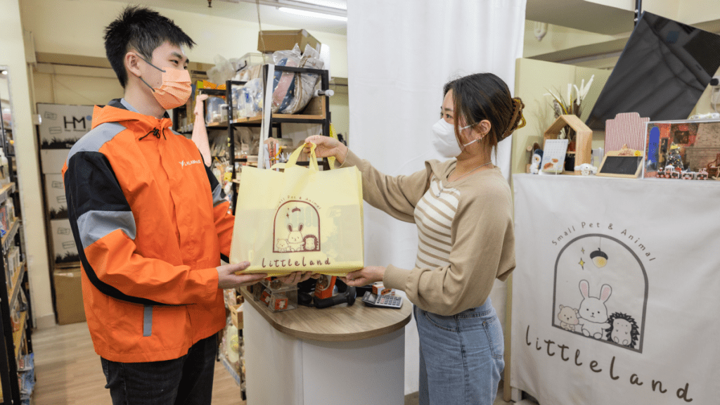 有商戶表示，運用Lalamove即日及即時送貨兩種服務，相對選用其他物流公司節省接近50%運費。