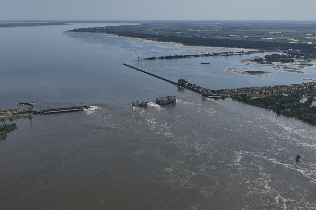水坝溃堤造成环境灾难。AP