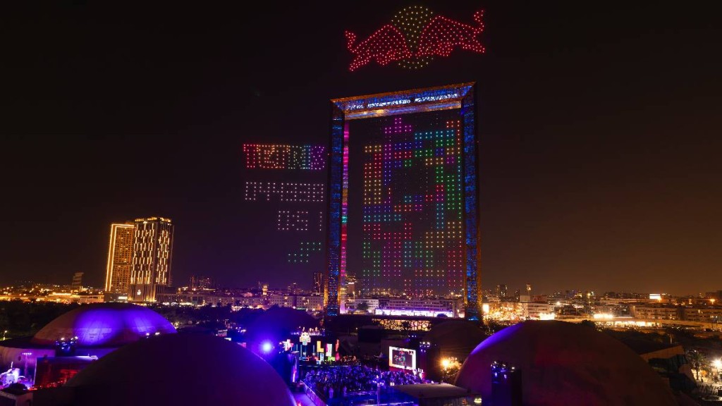 夜幕下呈现视觉震撼的竞技舞台。© Dean Treml / Red Bull Content Pool 夜幕下呈现视觉震撼的竞技舞台。© Dean Treml / Red Bull Content Pool