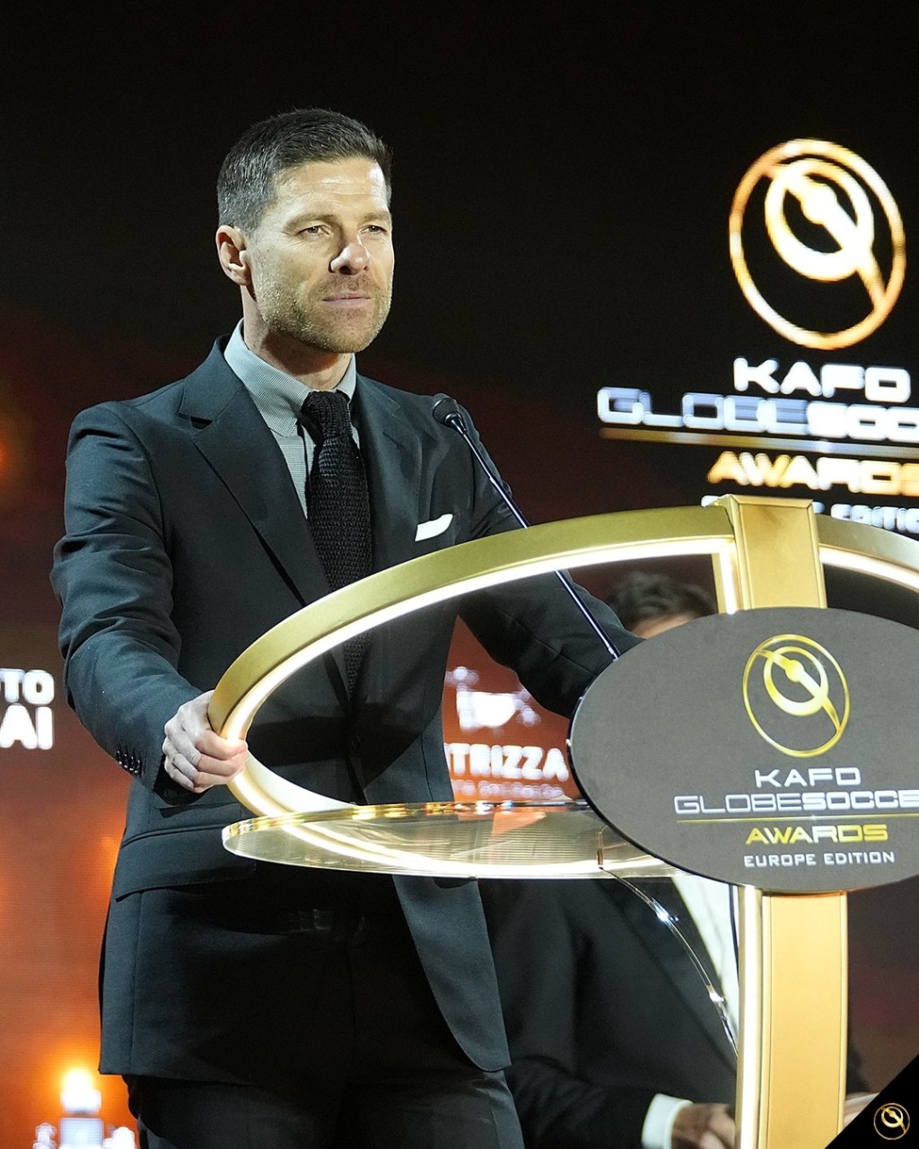 沙比阿朗素夺得年度最佳教练奖。环球足球奖X