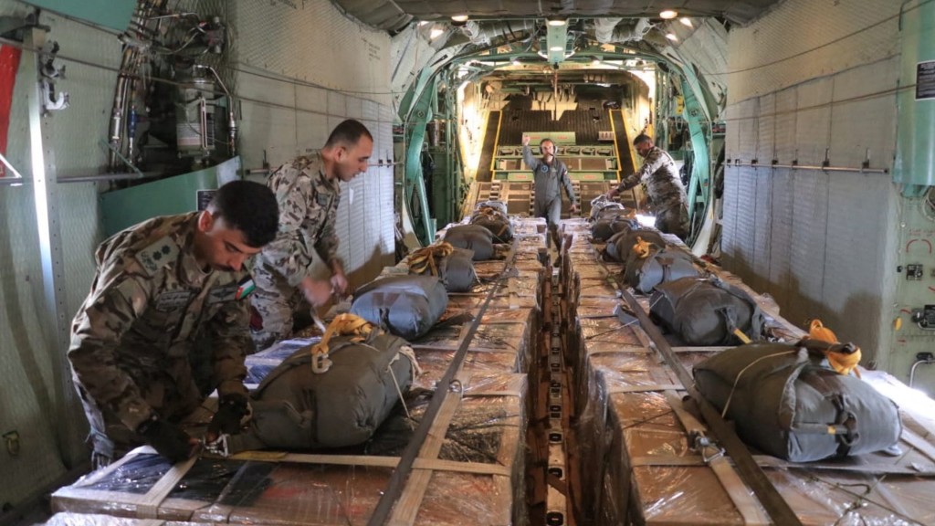 約旦空軍準備要空投給巴勒斯坦人的貨物。 路透社