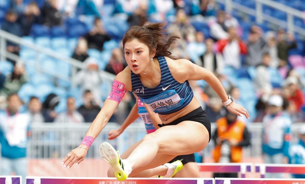 全運會賽場上的吳艷妮。 新華社