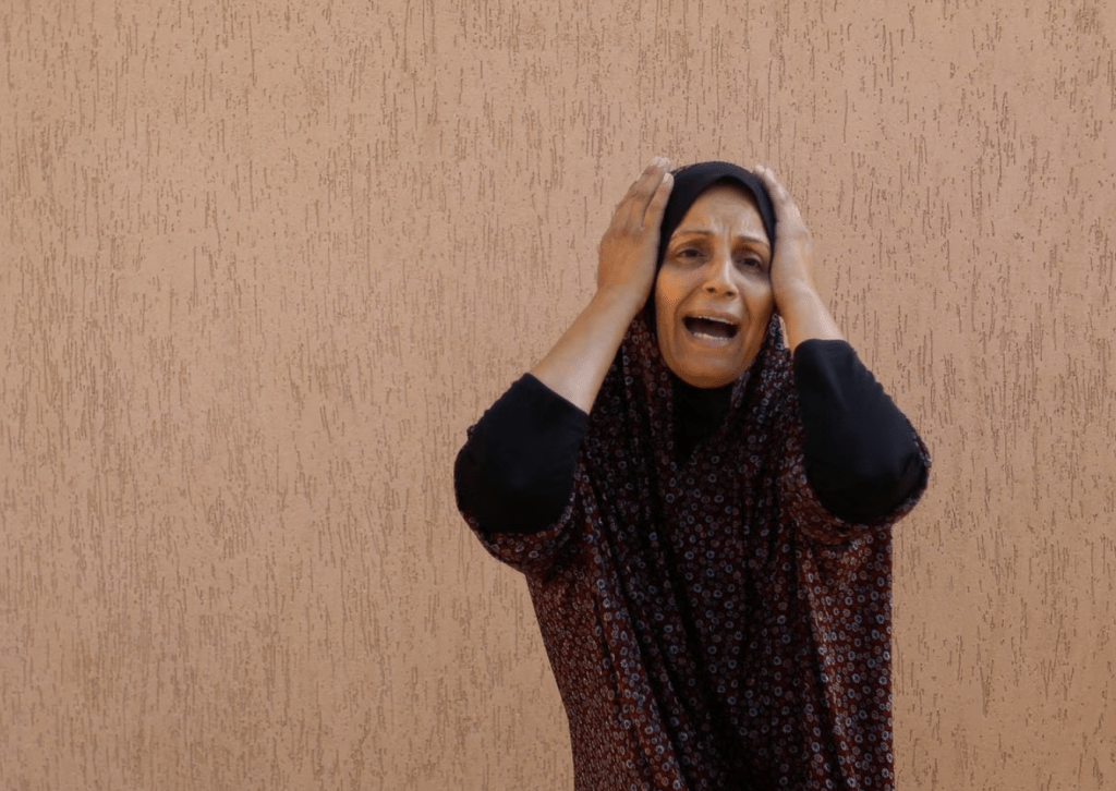 一名巴勒斯坦妇女向传媒展显悲伤惊惶的神色。路透社