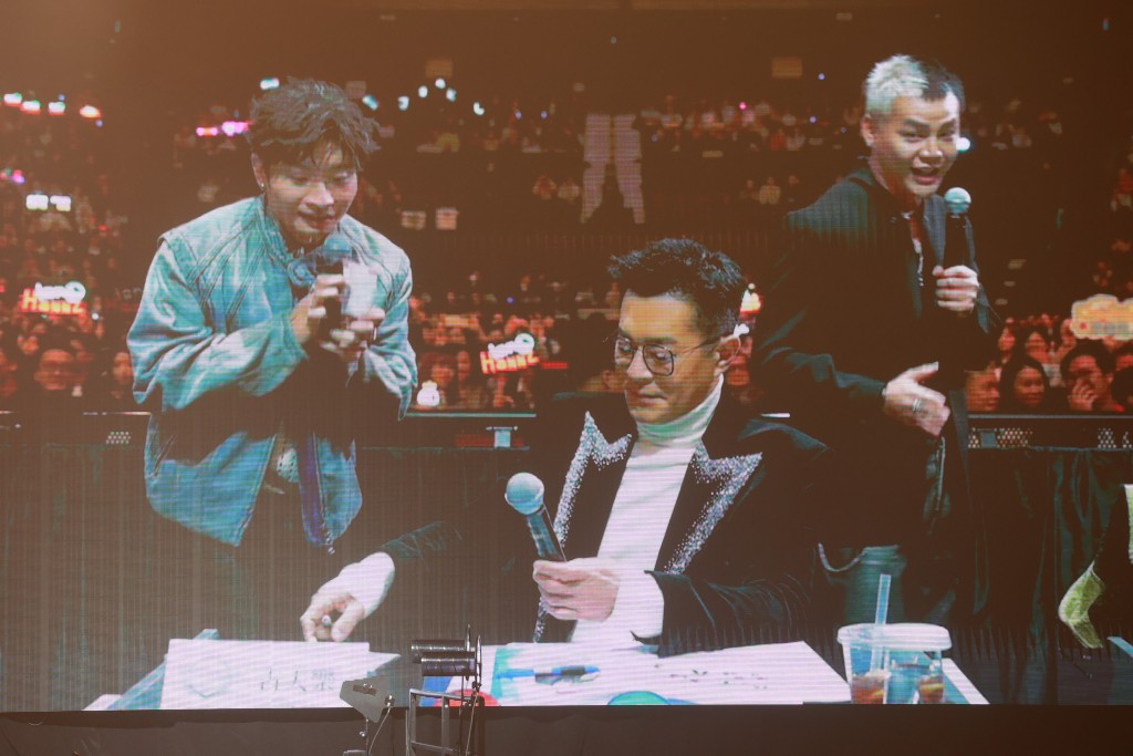 何啟華和保錡在台下訪問古天樂時，更拿出戲飛讓他簽名。
