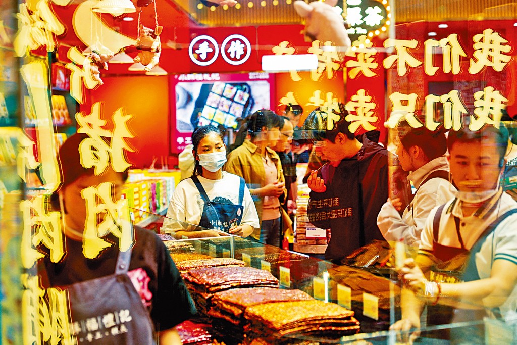 五一長假,旅客在上海一間手信店購物。
